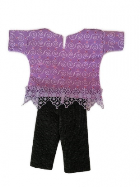 Frauenkleidung modern - Weißes Top mit violetten Punkten mit Jeanshose